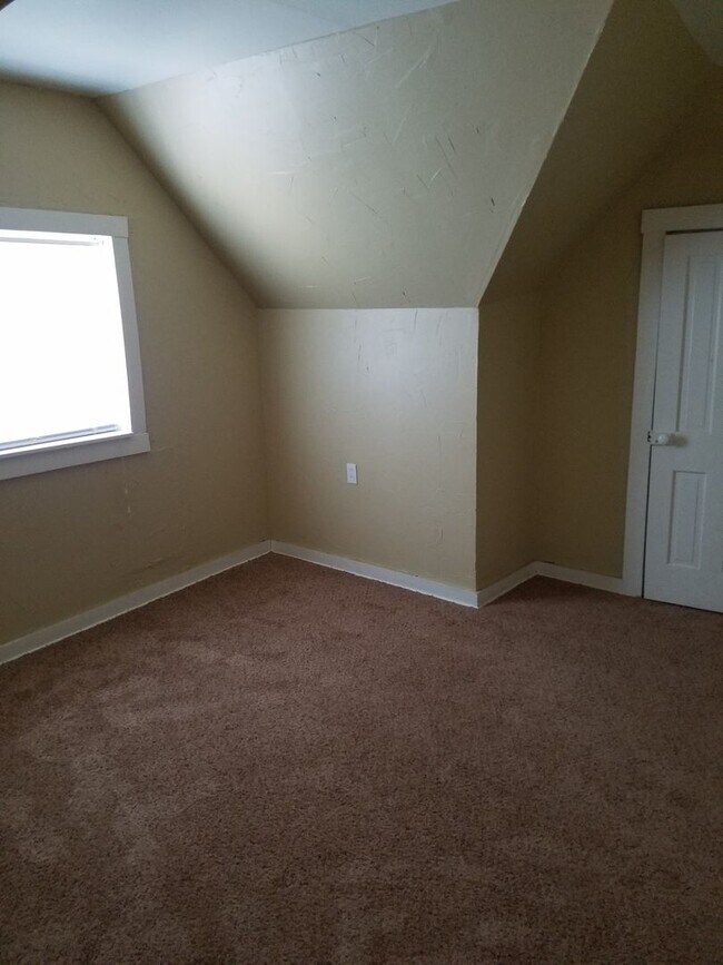 Building Photo - 3 bedroom 1 bathroom house in Edmond with central heat and air conditioning and washer/dryer hookup