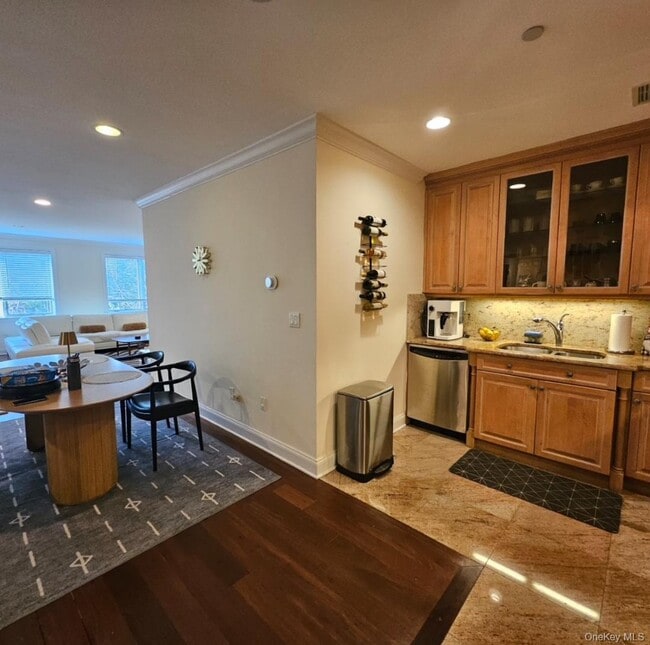 Building Photo - 171 Great Neck Rd