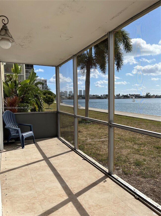 Building Photo - 2920 Point E Dr