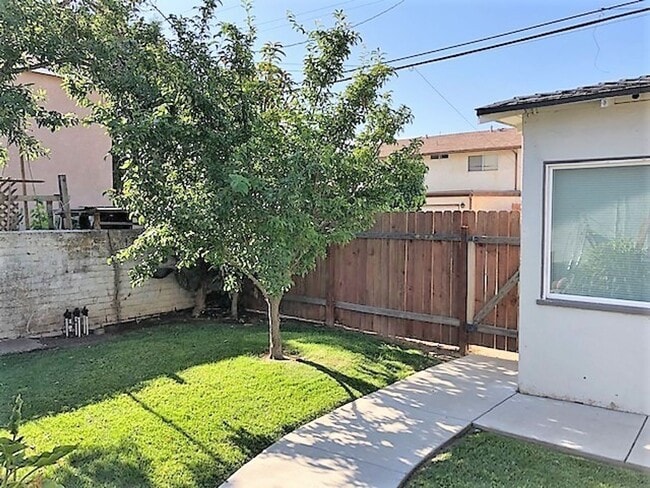 Building Photo - Cute 1-Bedroom Cottage in the Bungalow District w/ All Utilities Included