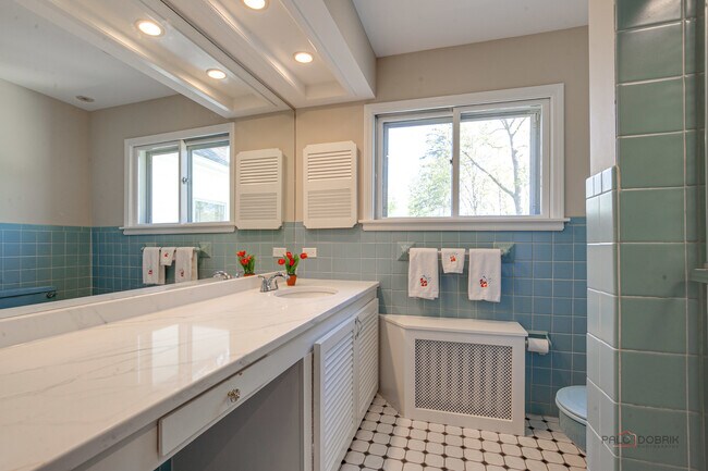 Building Photo - 544 Ravine Ave