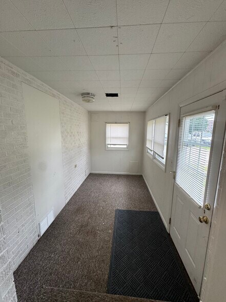 Building Photo - 1901 N Maplewood Ave