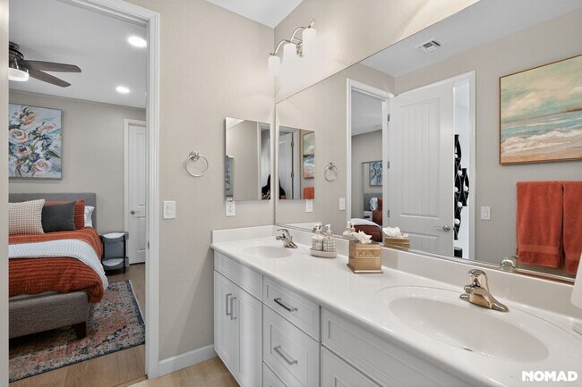 Building Photo - 4060 S Thistle Dr