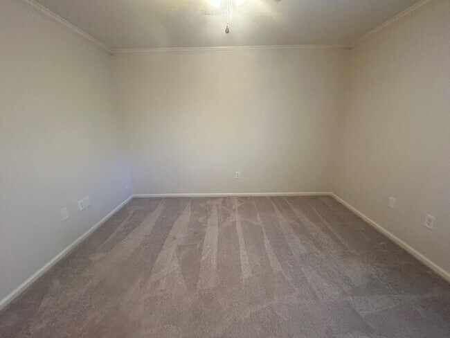 Building Photo - 5516 Lakeshore Dr