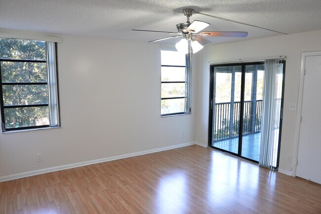 Building Photo - 2112 S Cypress Bend Dr