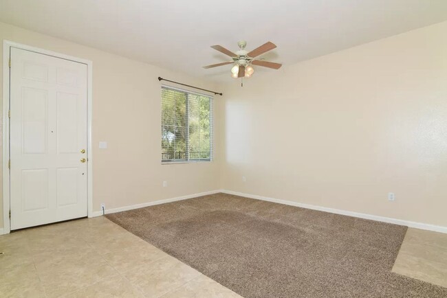 Building Photo - Beautiful Condo in Folsom Next to Greenbelt!