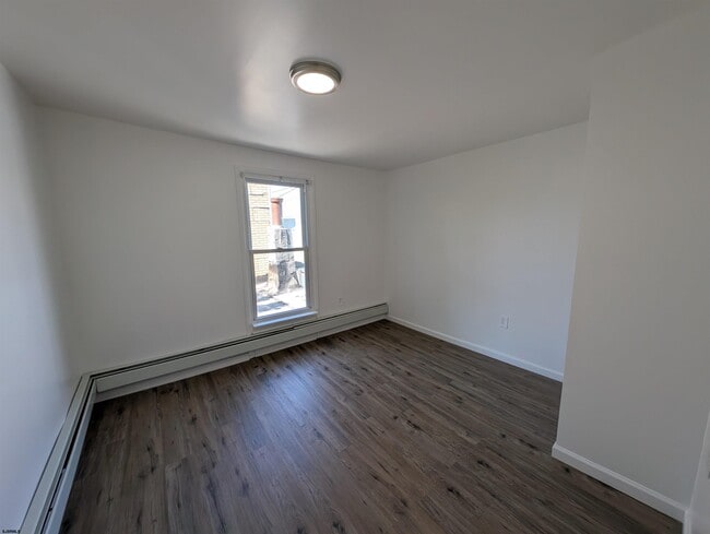 Building Photo - 114 N Texas Ave