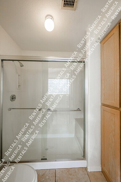 Building Photo - 5839 W Beryl Ave