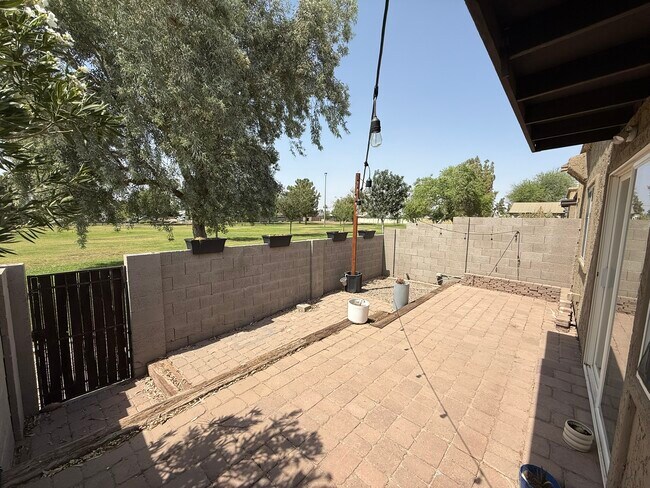 Building Photo - 1231 E Bluebell Ln