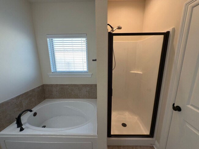 Building Photo - 3-Bedroom Home with Central AC, Gas Fireplace & Spacious Backyard