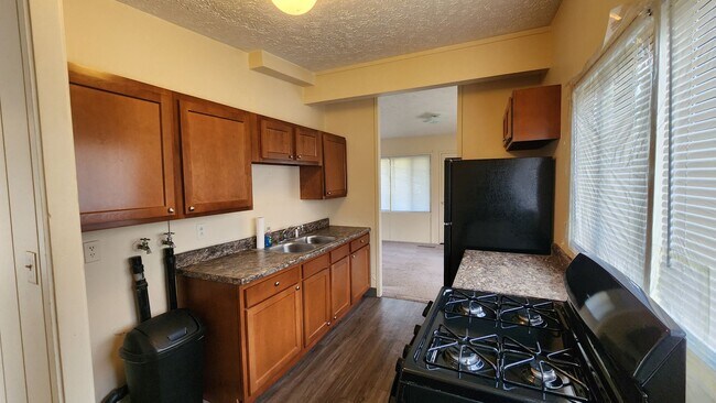 Building Photo - Three bedroom 1.5 house available for rent May 1 2026!