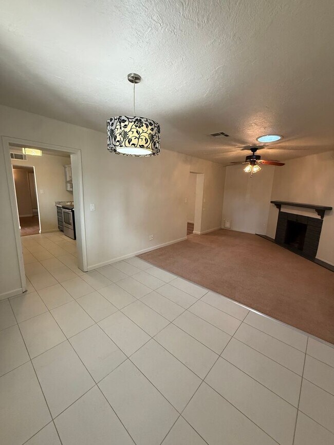 Building Photo - COUNTRY CLUB ESTATES 3 Bedroom Home available for Rent!