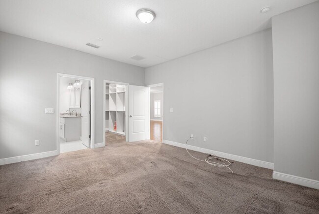 Building Photo - "Charming St. Petersburg Home: 3 Beds, 2 Baths, 1720 Sq. Ft. of Comfort!"