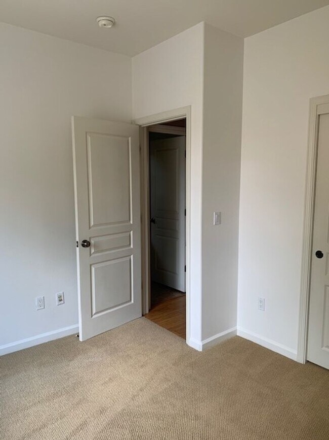 Building Photo - GORGEOUS MODERN 3BR 3BA TOWNHOUSE IN BEAUT...
