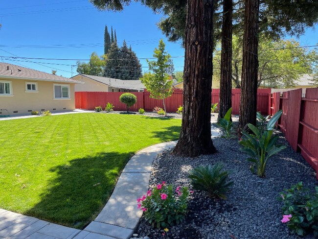 Building Photo - 436 E Banbury Dr