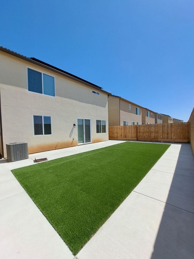 Building Photo - Gorgeous Two-Story Home Near Copper & Willow!