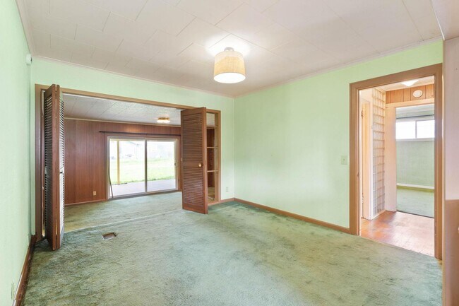 Building Photo - Quaint, inviting 4-bdrm/2-bath home in Cloverdale. Serene living, huge yard, covered patio