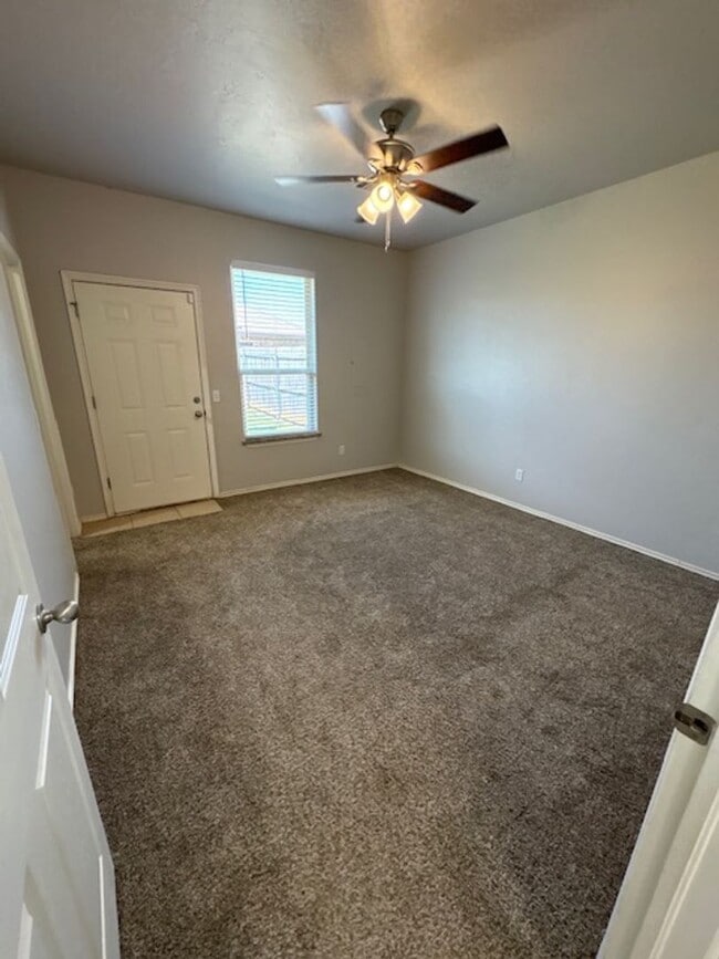 Building Photo - 3br 2ba duplex with 2 car garage!