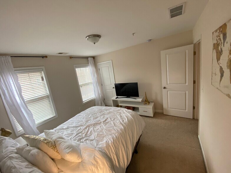 Building Photo - 1818 Caswell Pkwy