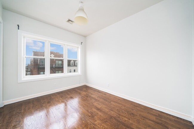Building Photo - 386 Bergen Ave