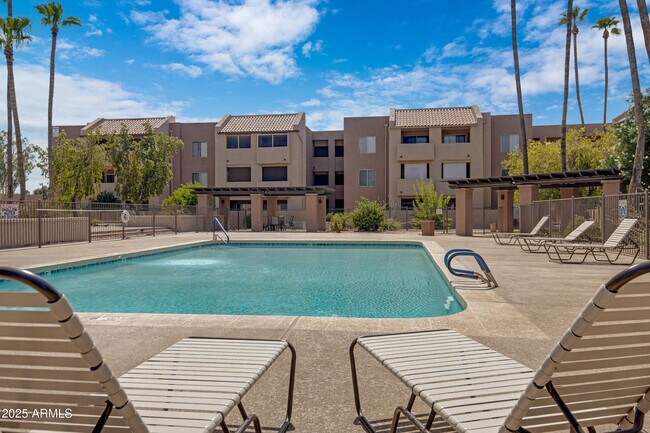 Building Photo - 540 N May