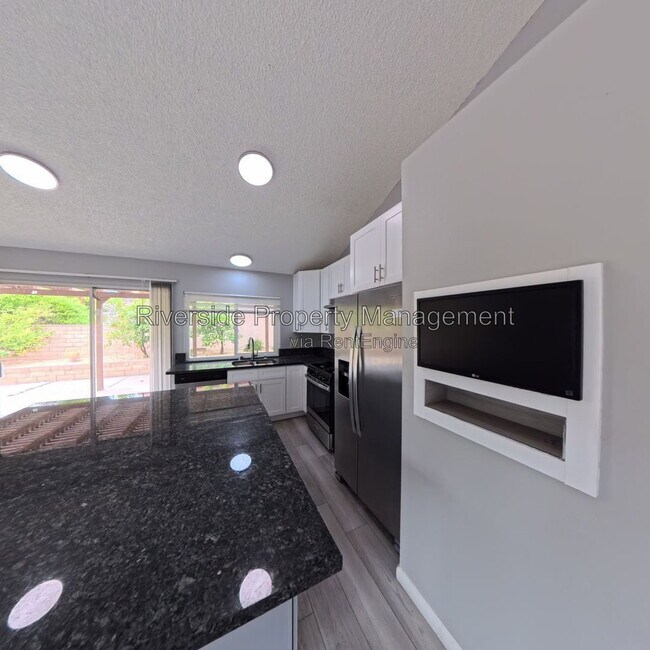 Building Photo - 5025 Pearblossom Dr