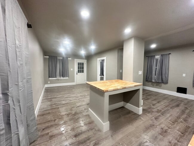 Building Photo - 320 Grant St