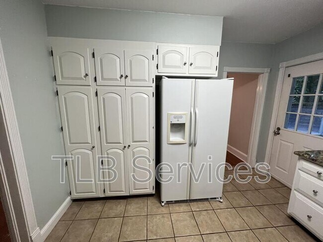 Building Photo - 519 School St