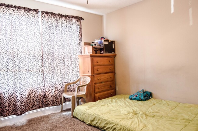 Building Photo - Pet Friendly Three Bedroom!