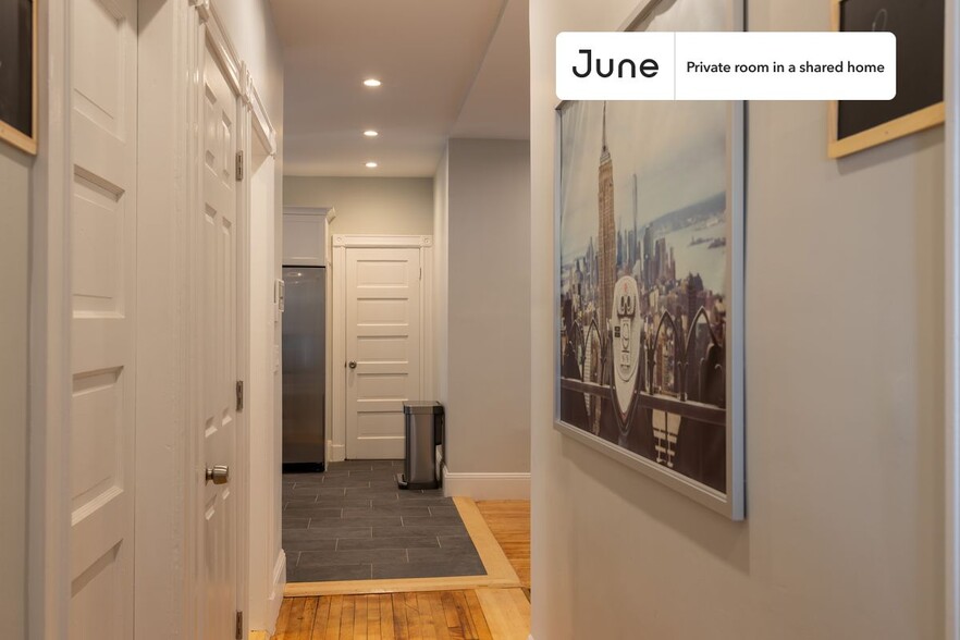 Building Photo - Private bedroom in 4 bed/2 bath Home