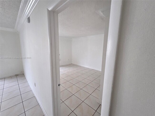 Building Photo - 10000 NW 80th Ct