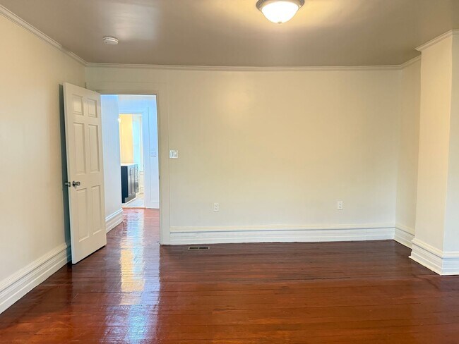 Building Photo - Newly Renovated 3 Bedroom 2 Bathroom Apartment in Prime Location - Washer/dryer in unit!