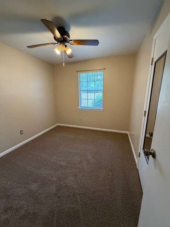 Building Photo - FOR RENT