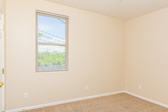 Building Photo - 749 Whispering Brook Trce