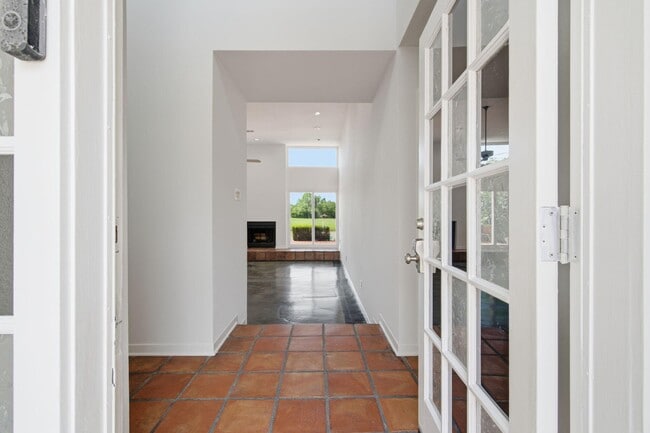 Building Photo - 2810 Lakeview Dr