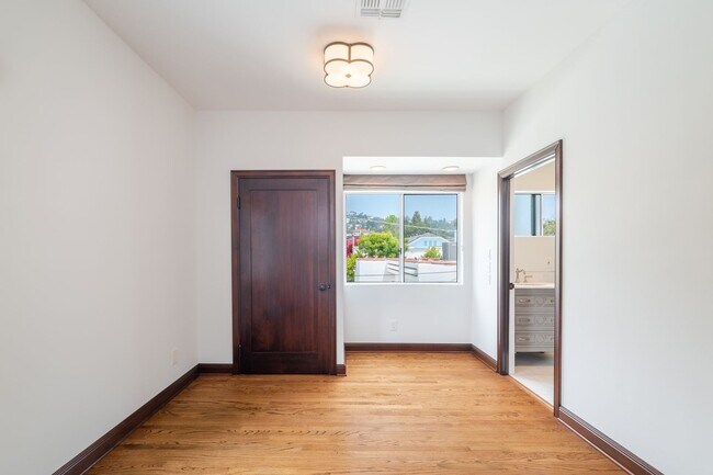 Building Photo - 6 Bed 5 Bath House with Fully Converted Co...