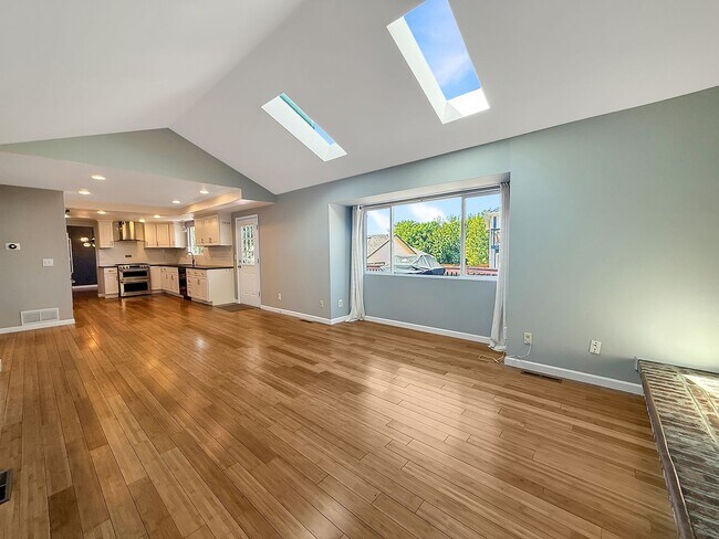 Building Photo - $0 DEPOSIT OPTION. SPACIOUS 5-BEDROOM CENT...