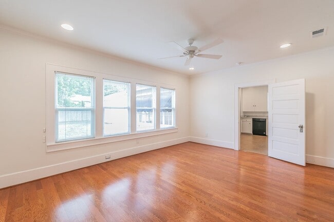Building Photo - PRETTY HOME NORTH OF THE BRICKS in the CUL...