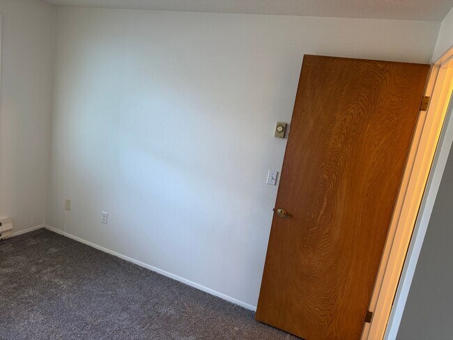 Building Photo - $500 off 1st Rent - Spacious 3 bedroom, 1.5 bathroom Townhouse, Lush Greenspace