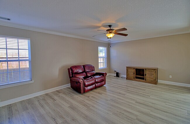 Building Photo - 305 Largo Ct