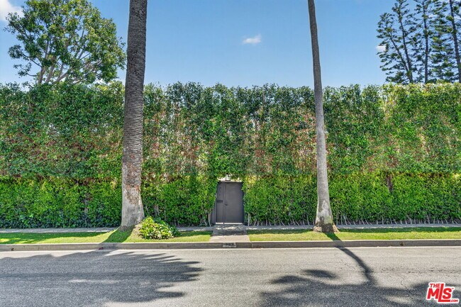 Building Photo - 729 N Bedford Dr