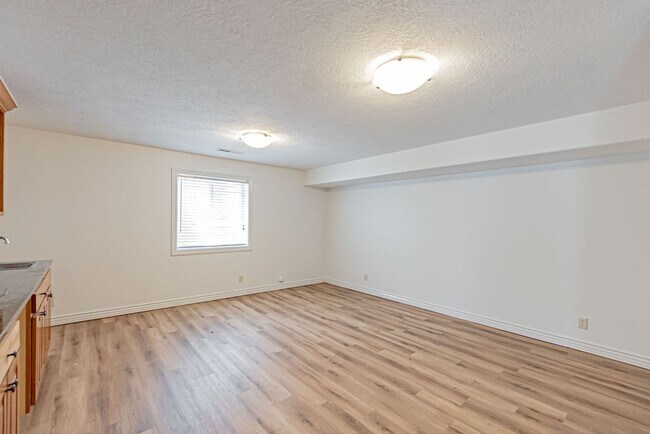 Building Photo - Beautiful- 5 bed/3 bath, 3 car garage and ...