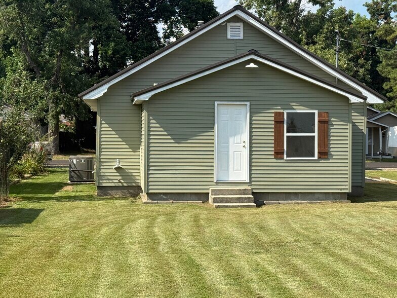 Building Photo - 1308 E Oak St