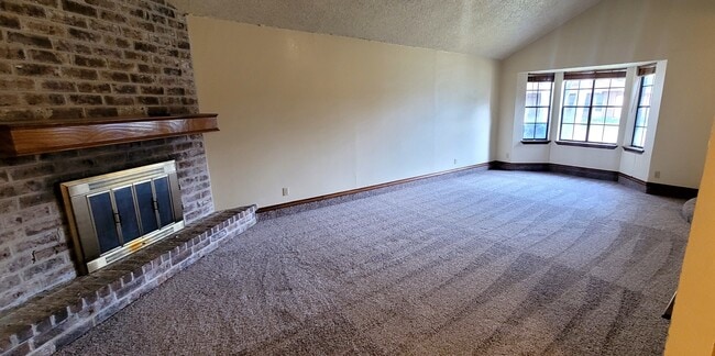 Building Photo - 3006 Hilldale Dr