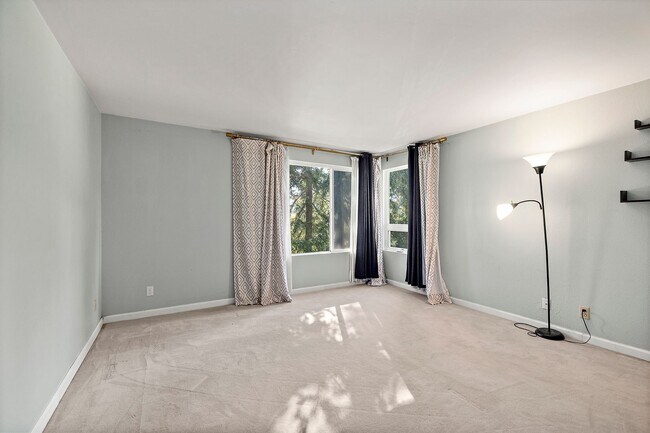 Building Photo - Amazing 2bed/1.5bath Condo Unit with Private Balcony in Meridian Park!
