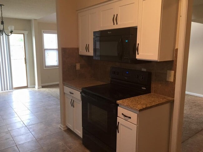 Building Photo - Updated 3bed 2 bath with fenced in yard!