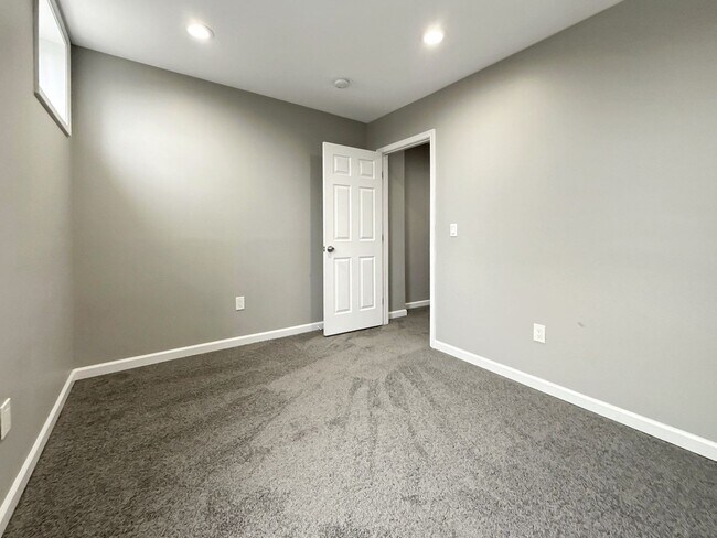 Building Photo - Beautiful 2BR + Den Home with 2 Baths, Modern Kitchen & Central AC