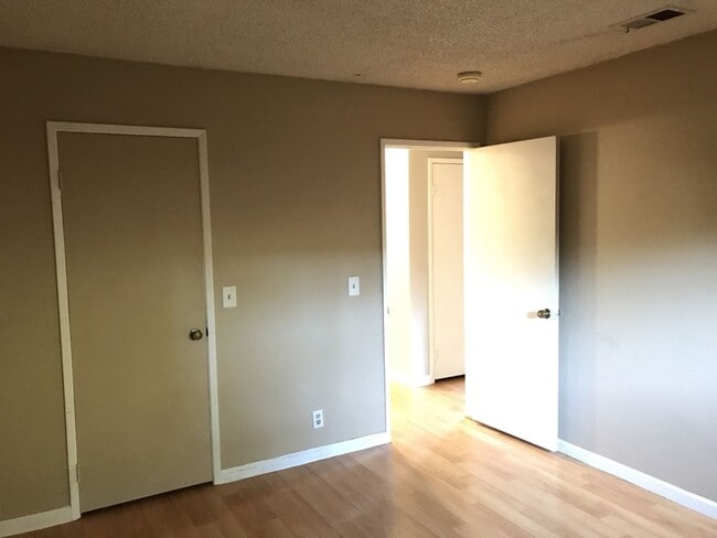 Building Photo - Great 2 bed 1 bath condo available for fall move in!
