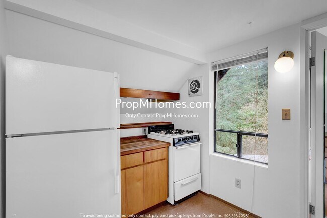 Building Photo - Rare Three Bedroom Gem in SW Portland!