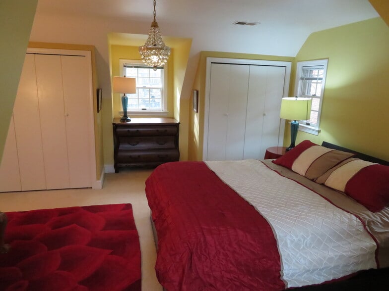 Building Photo - 1044 26th St S